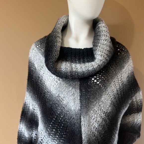 Very nice sweater poncho - Picture 2 of 9